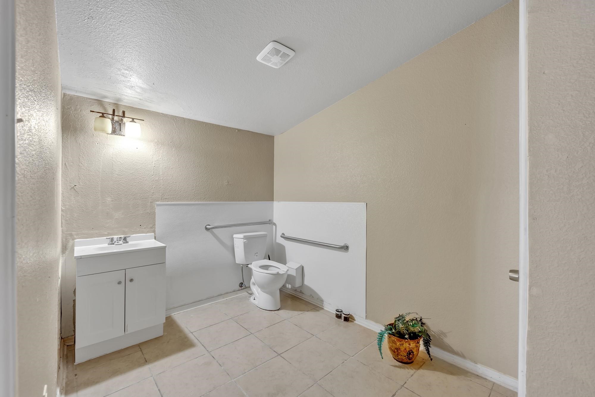 7101 E Lancaster Avenue