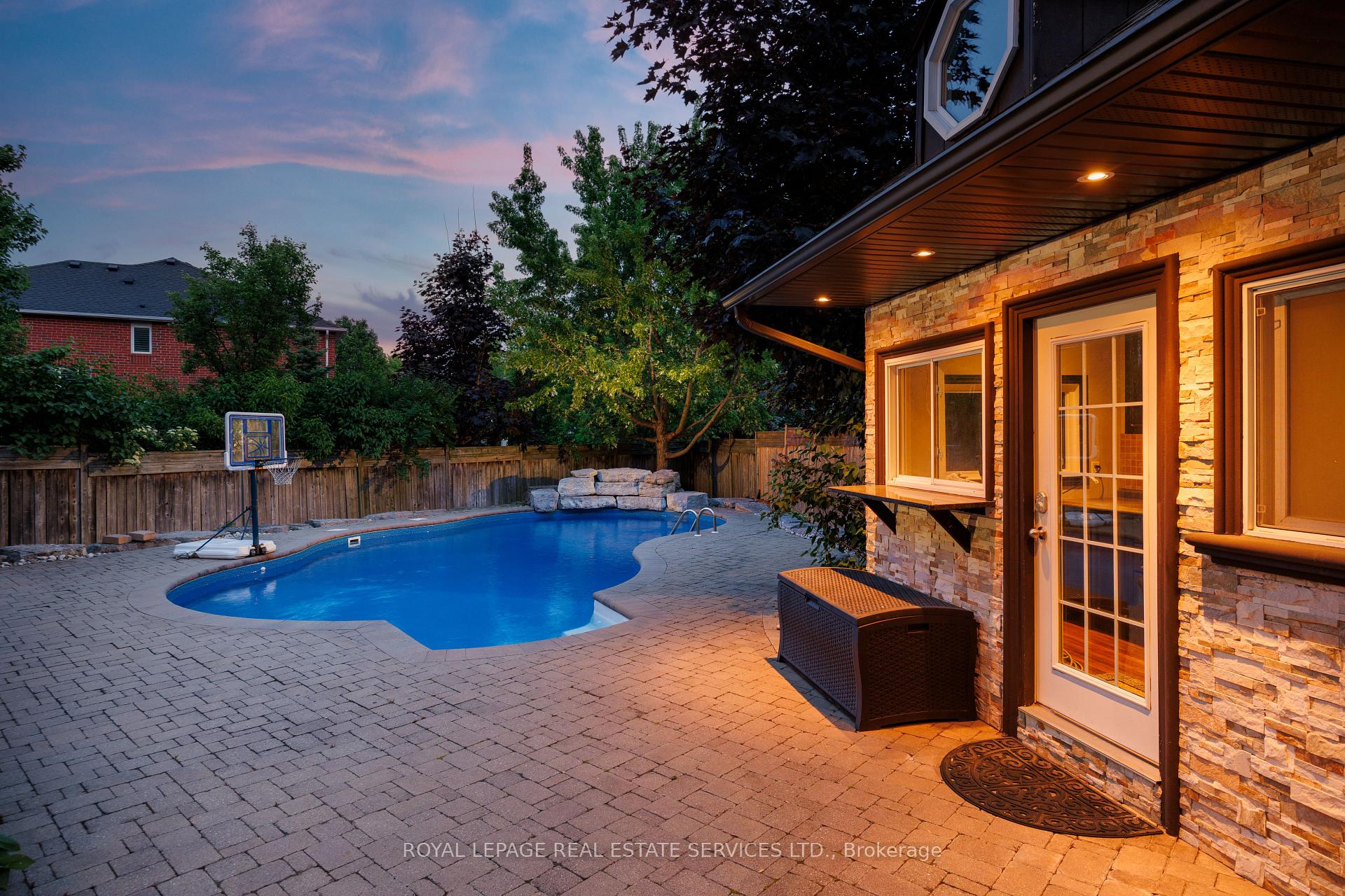 2225 Glazebrook Circle