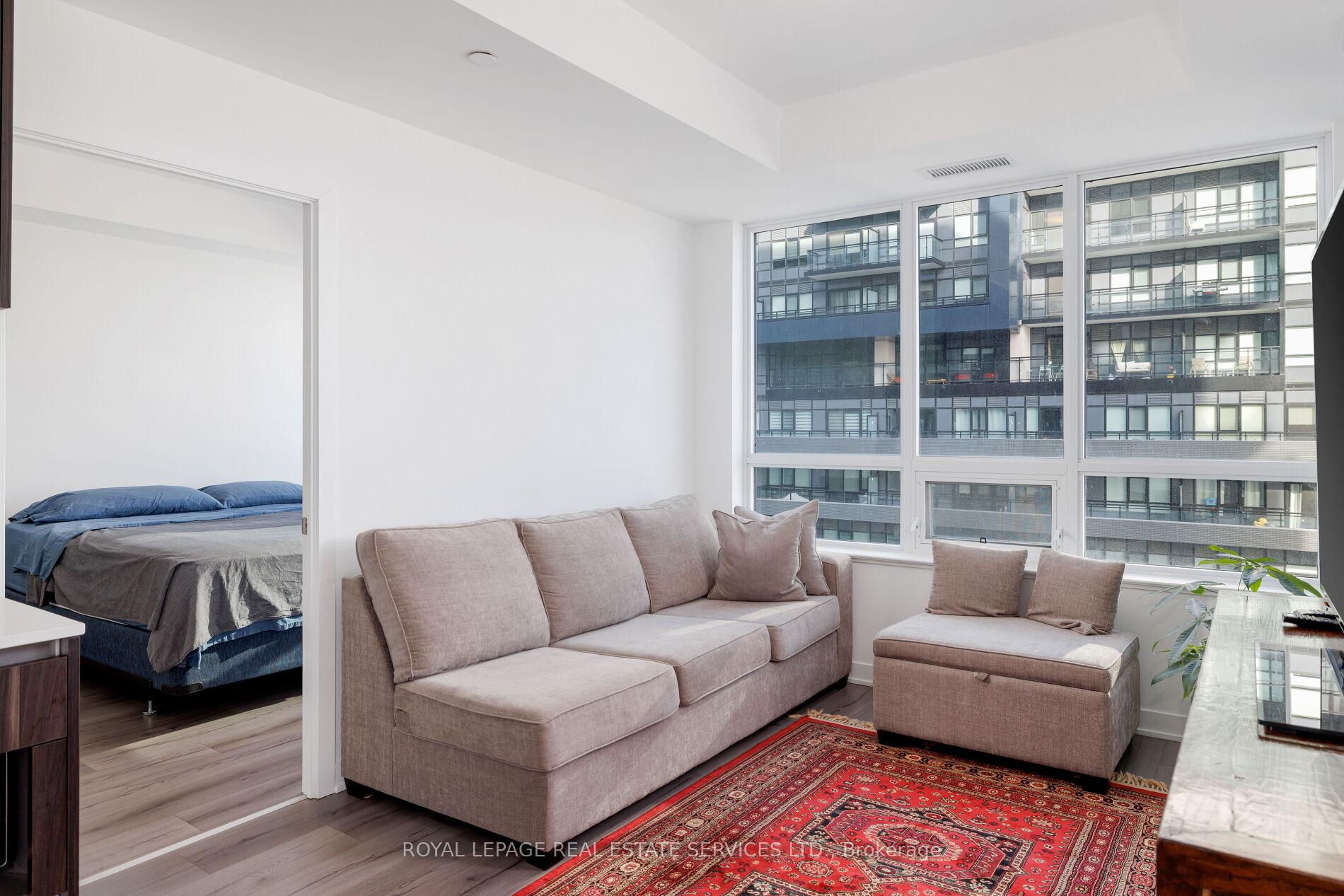 405 Dundas Street W 424