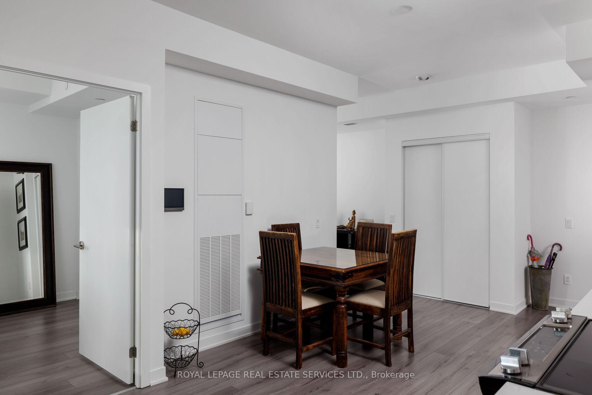 405 Dundas Street W 424