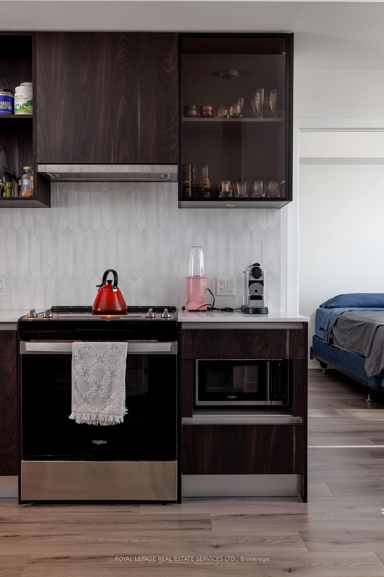 405 Dundas Street W 424