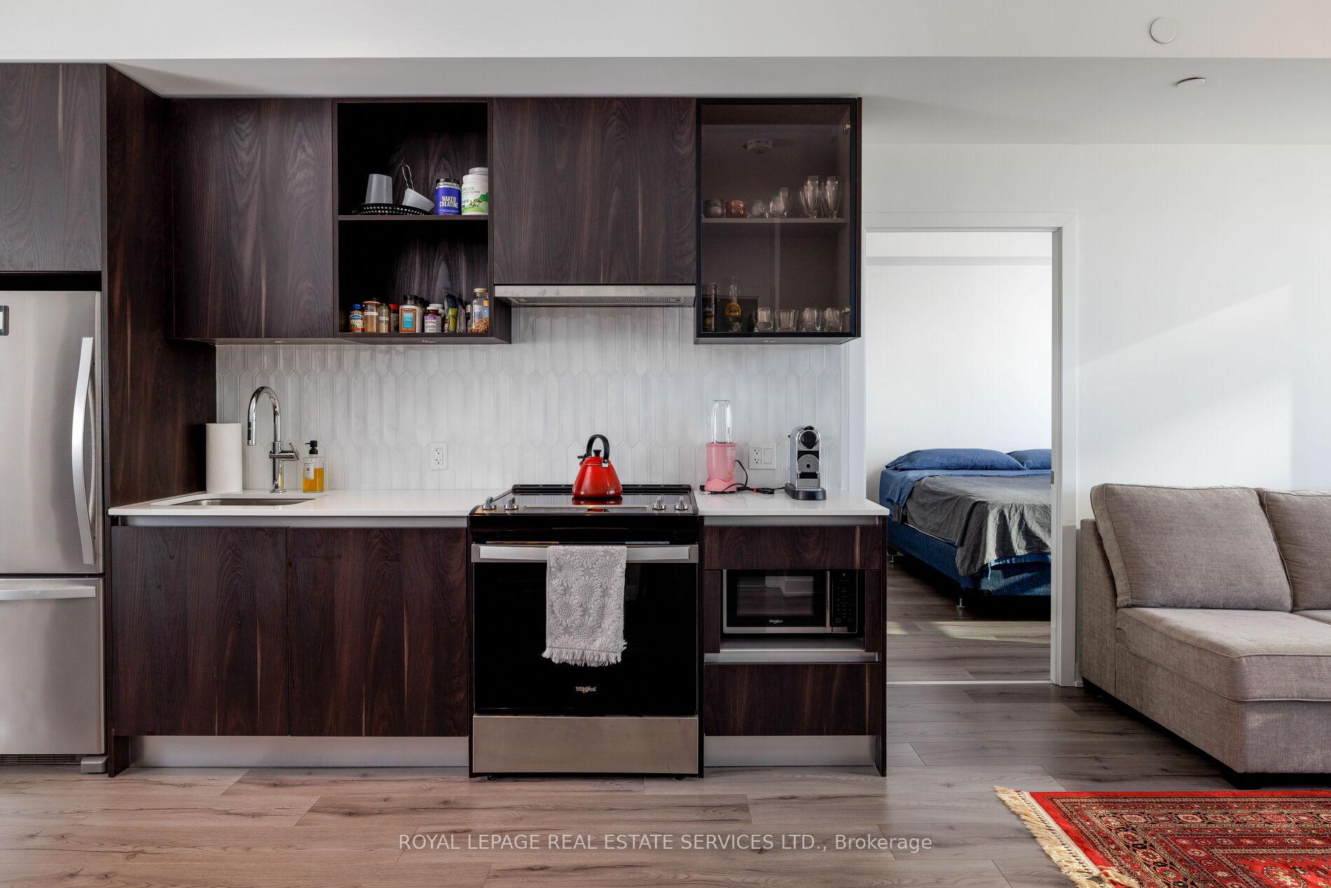 405 Dundas Street W 424