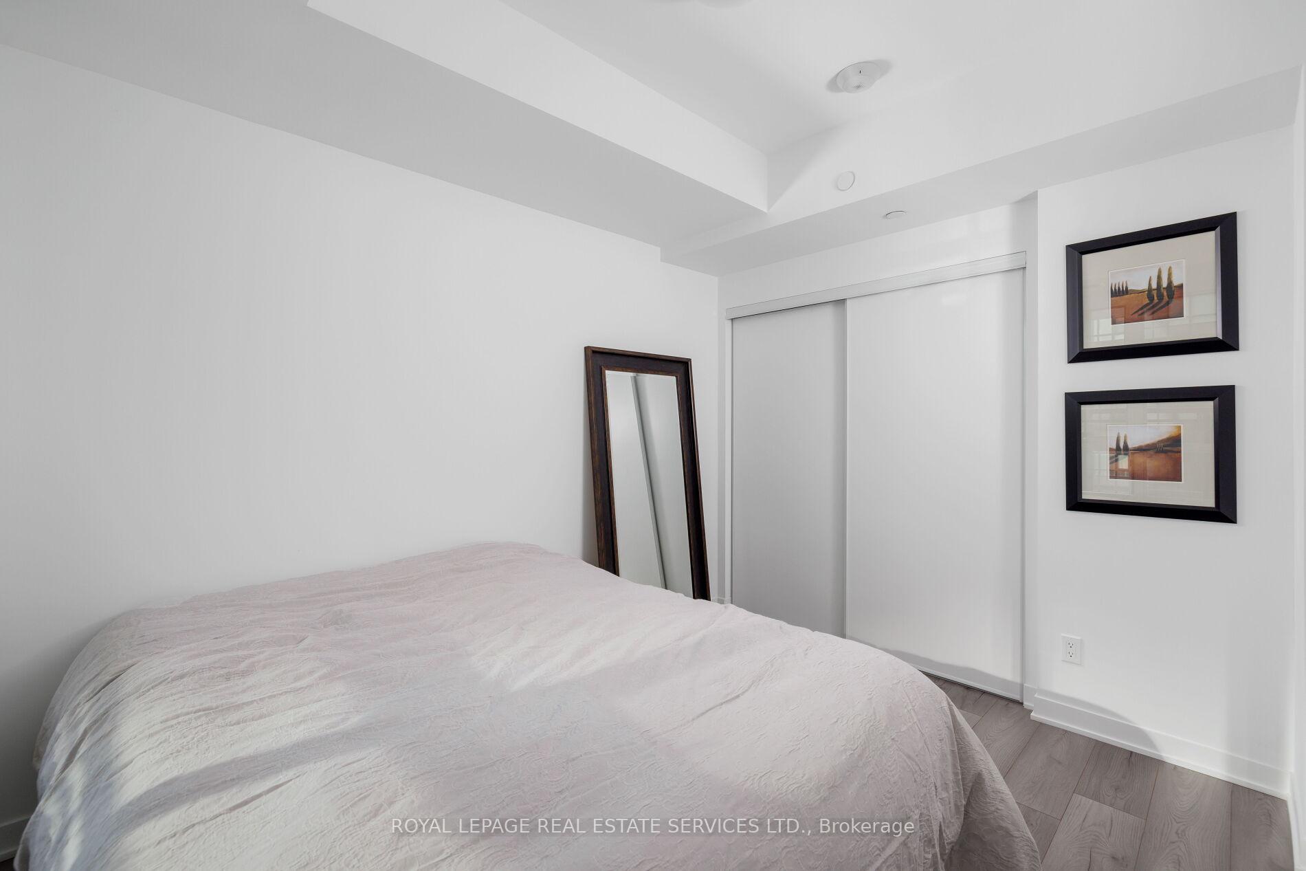 405 Dundas Street W 424