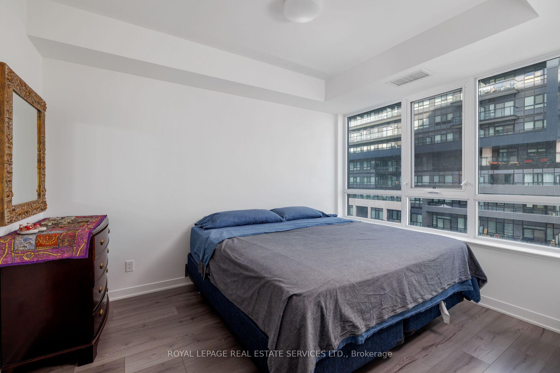 405 Dundas Street W 424