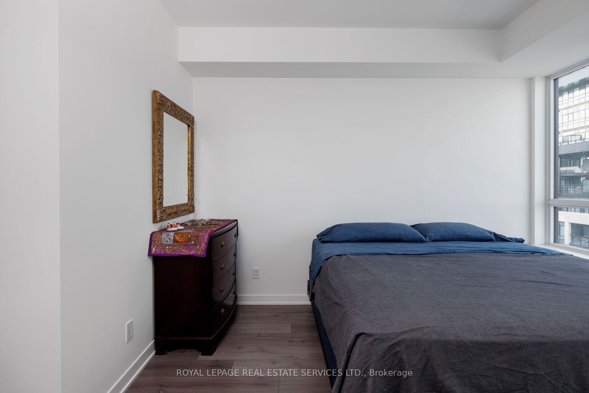 405 Dundas Street W 424