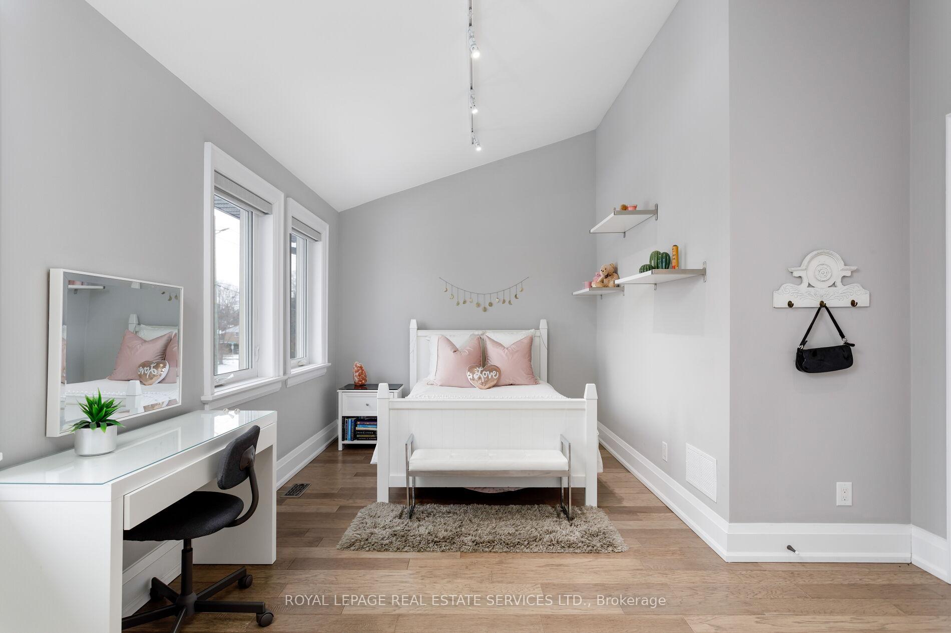 443 Seabourne Drive, Oakville, ON L6L 4E9, Oakville ON, L6L 4E9