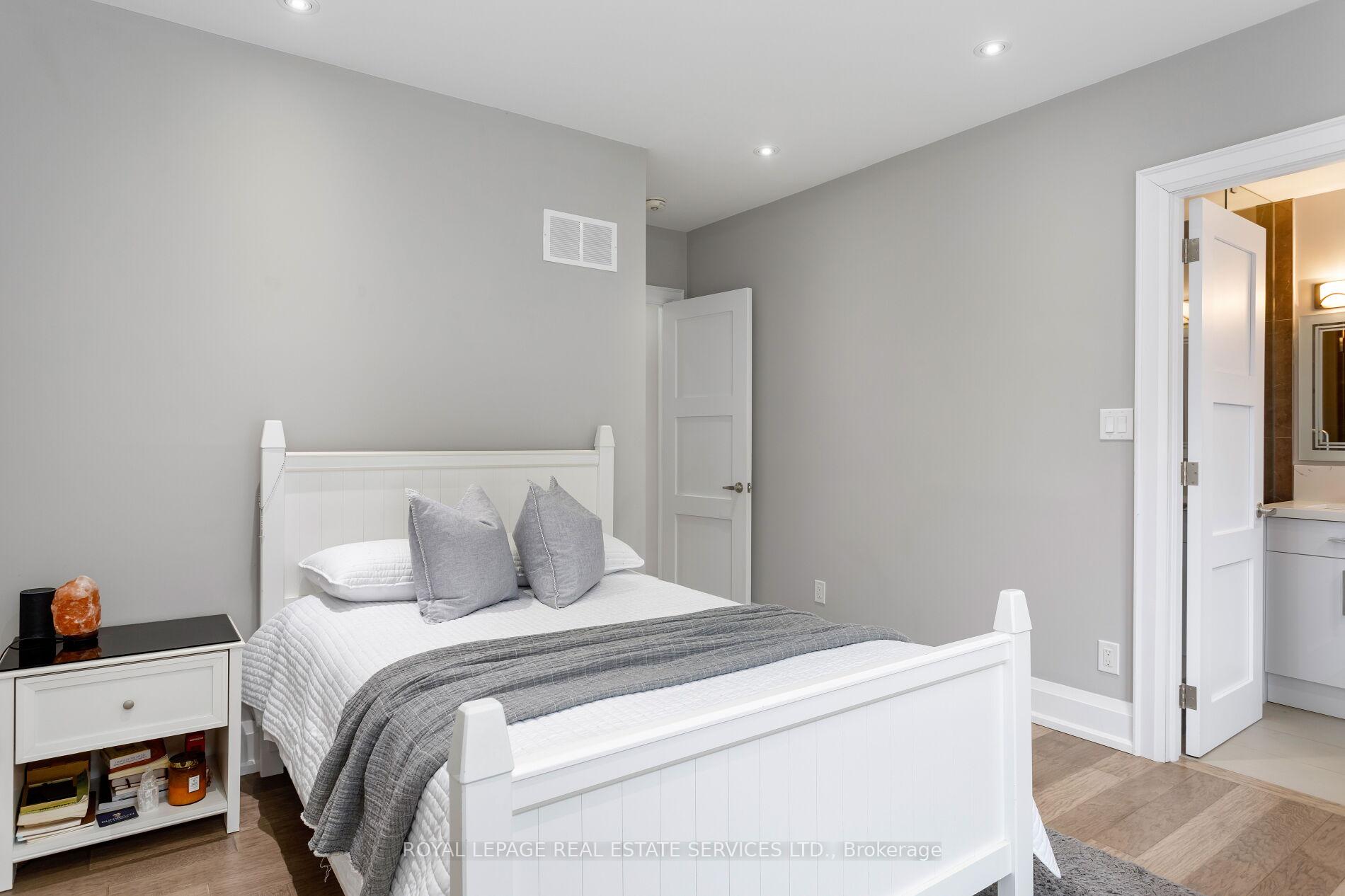 443 Seabourne Drive, Oakville, ON L6L 4E9, Oakville ON, L6L 4E9