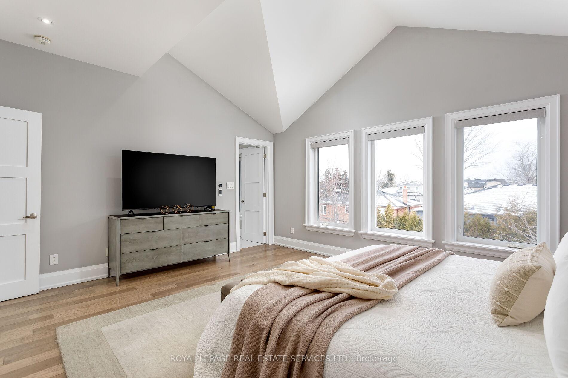 443 Seabourne Drive, Oakville, ON L6L 4E9, Oakville ON, L6L 4E9