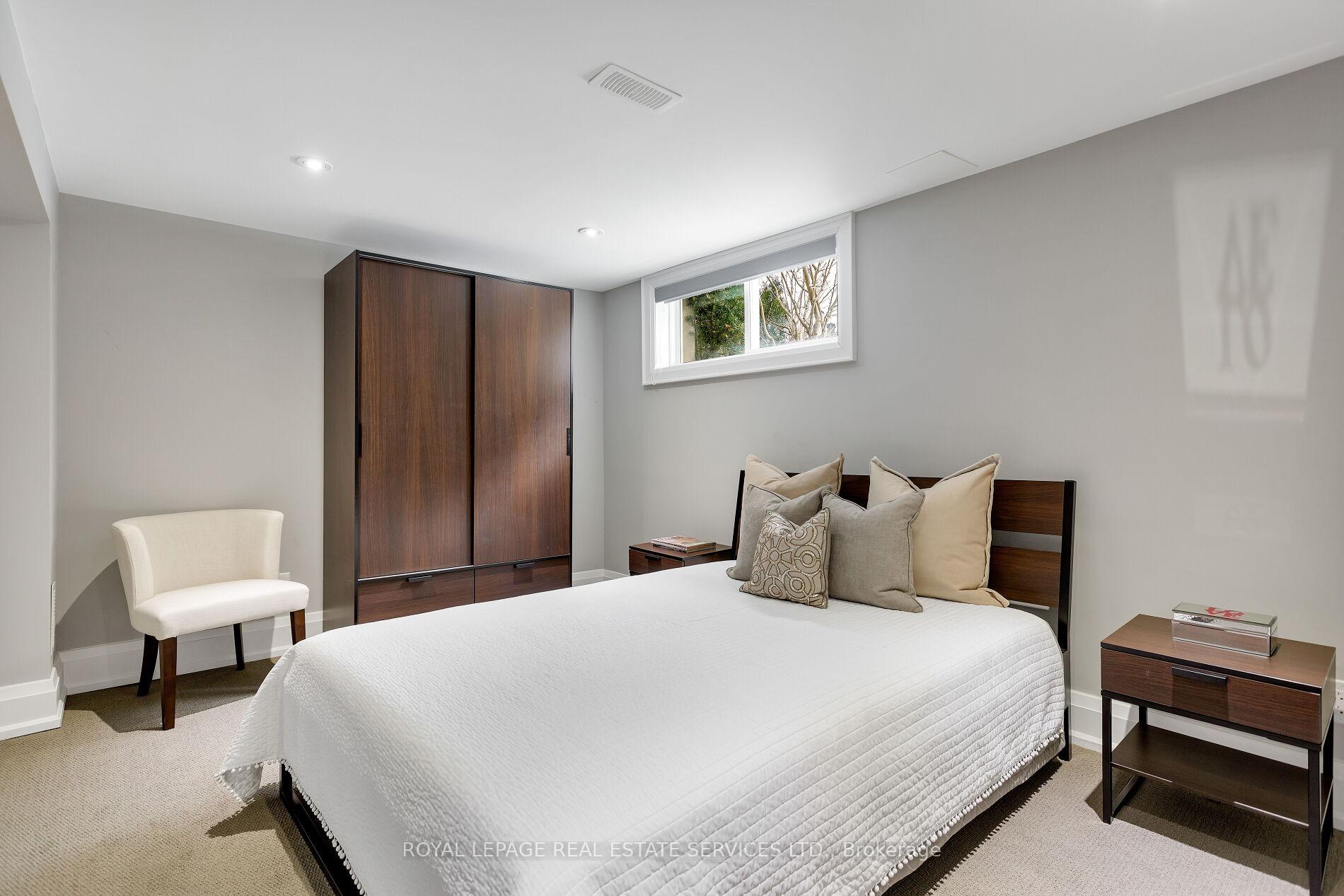 443 Seabourne Drive, Oakville, ON L6L 4E9, Oakville ON, L6L 4E9