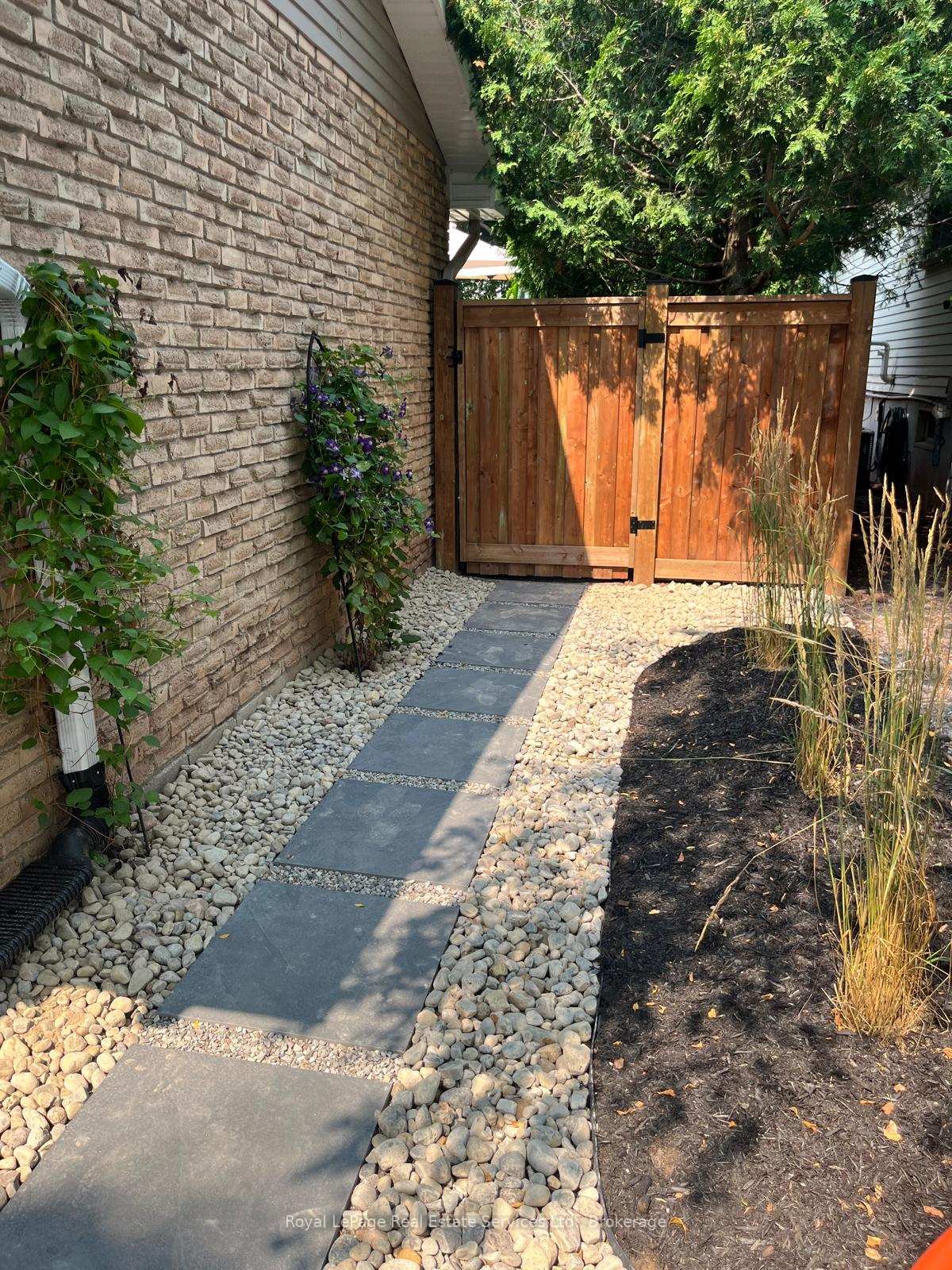 667 Lomond Crescent, Burlington, ON L7L 2N8, Burlington ON, L7L 2N8