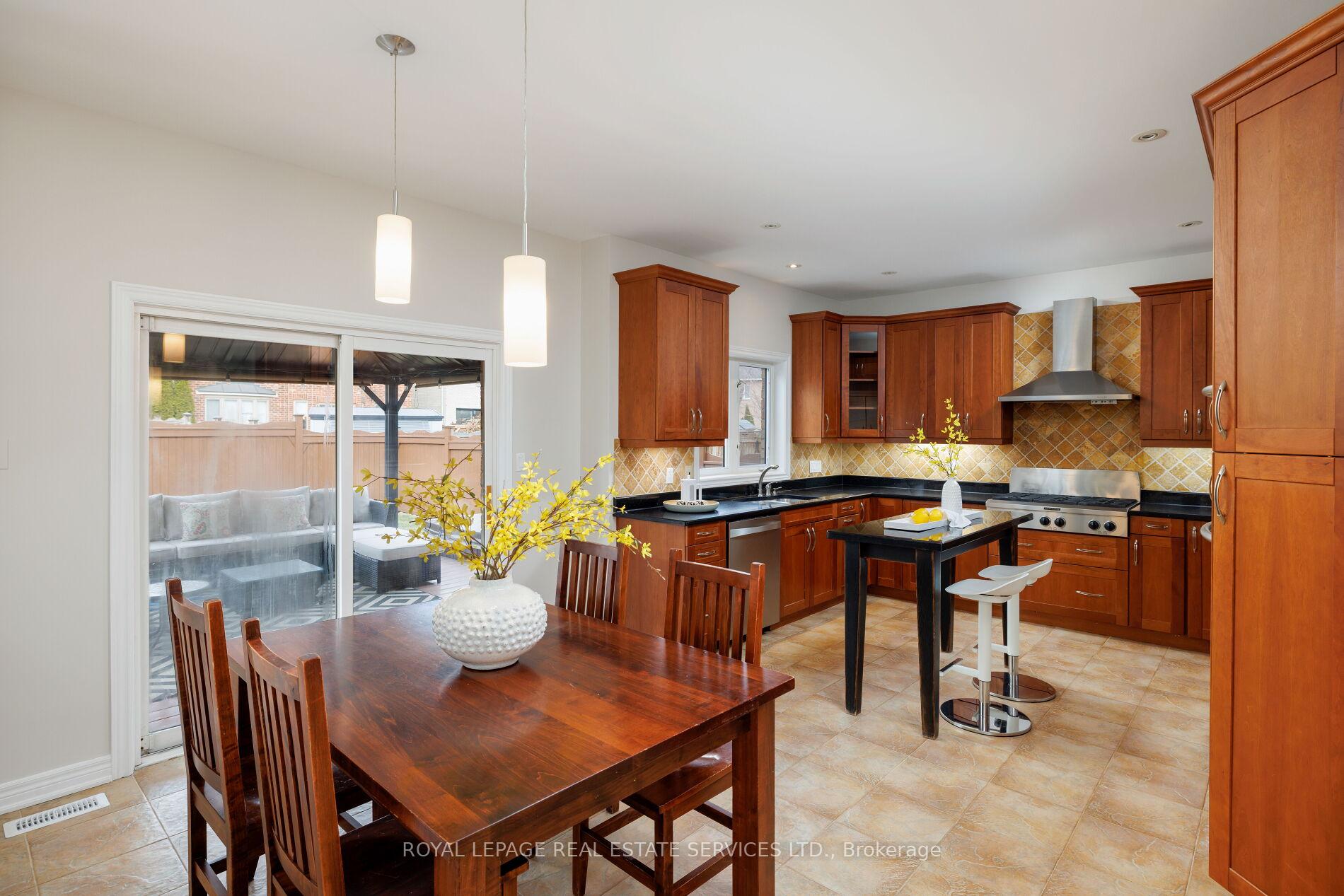 2313 Coronation Drive, Oakville, ON L6H 7N1