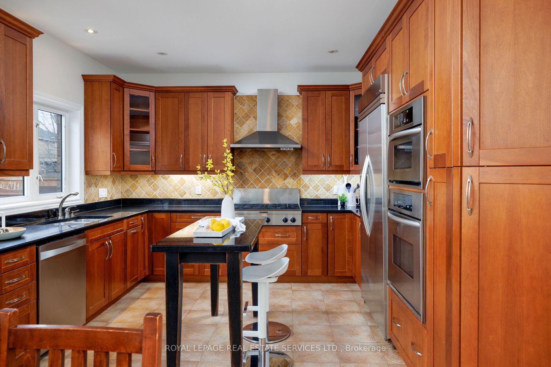 2313 Coronation Drive, Oakville, ON L6H 7N1