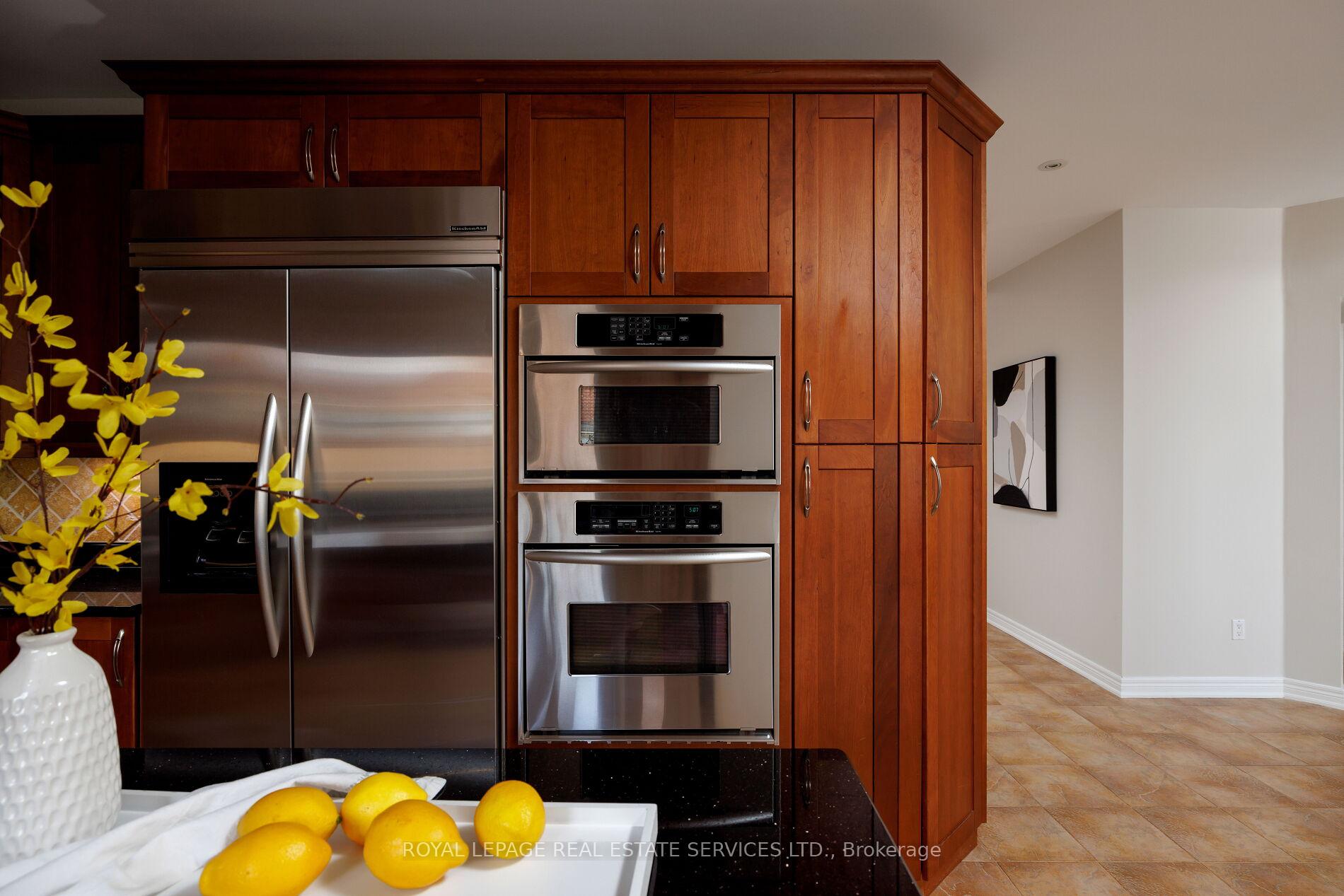 2313 Coronation Drive, Oakville, ON L6H 7N1