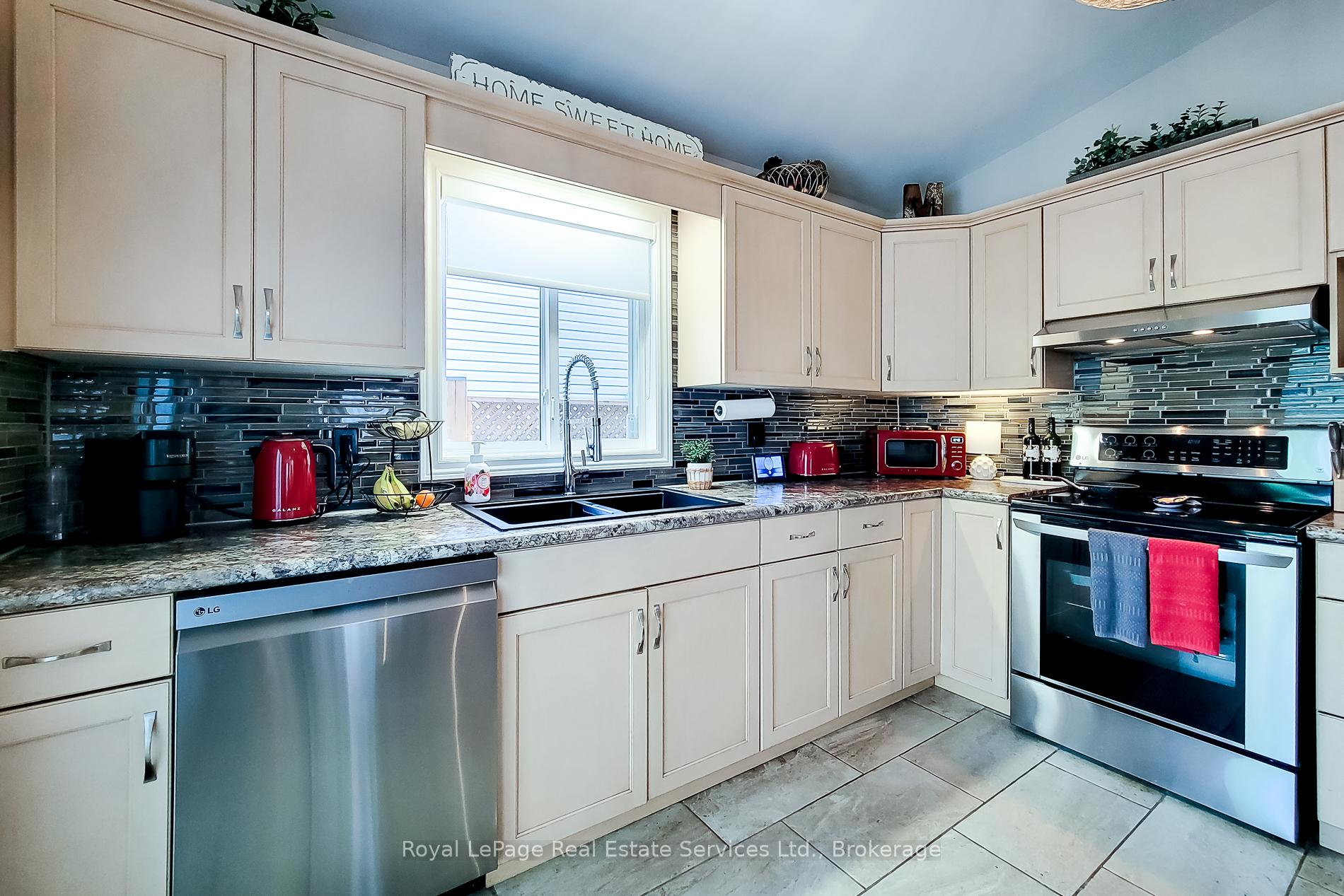 8111 Woodsview Crescent