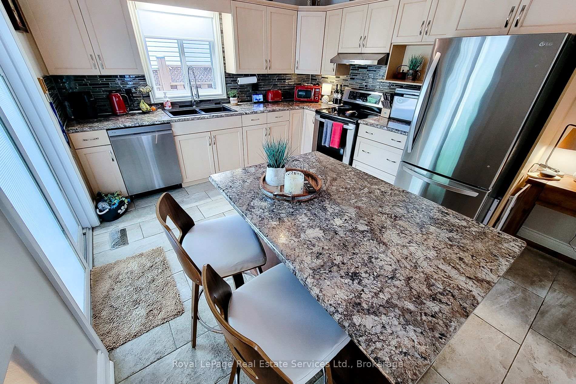 8111 Woodsview Crescent