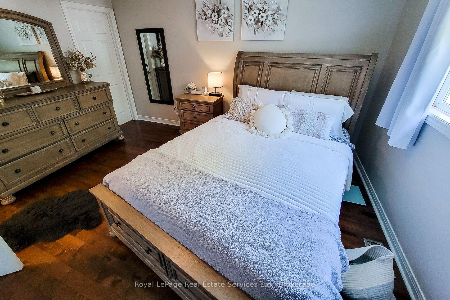 8111 Woodsview Crescent