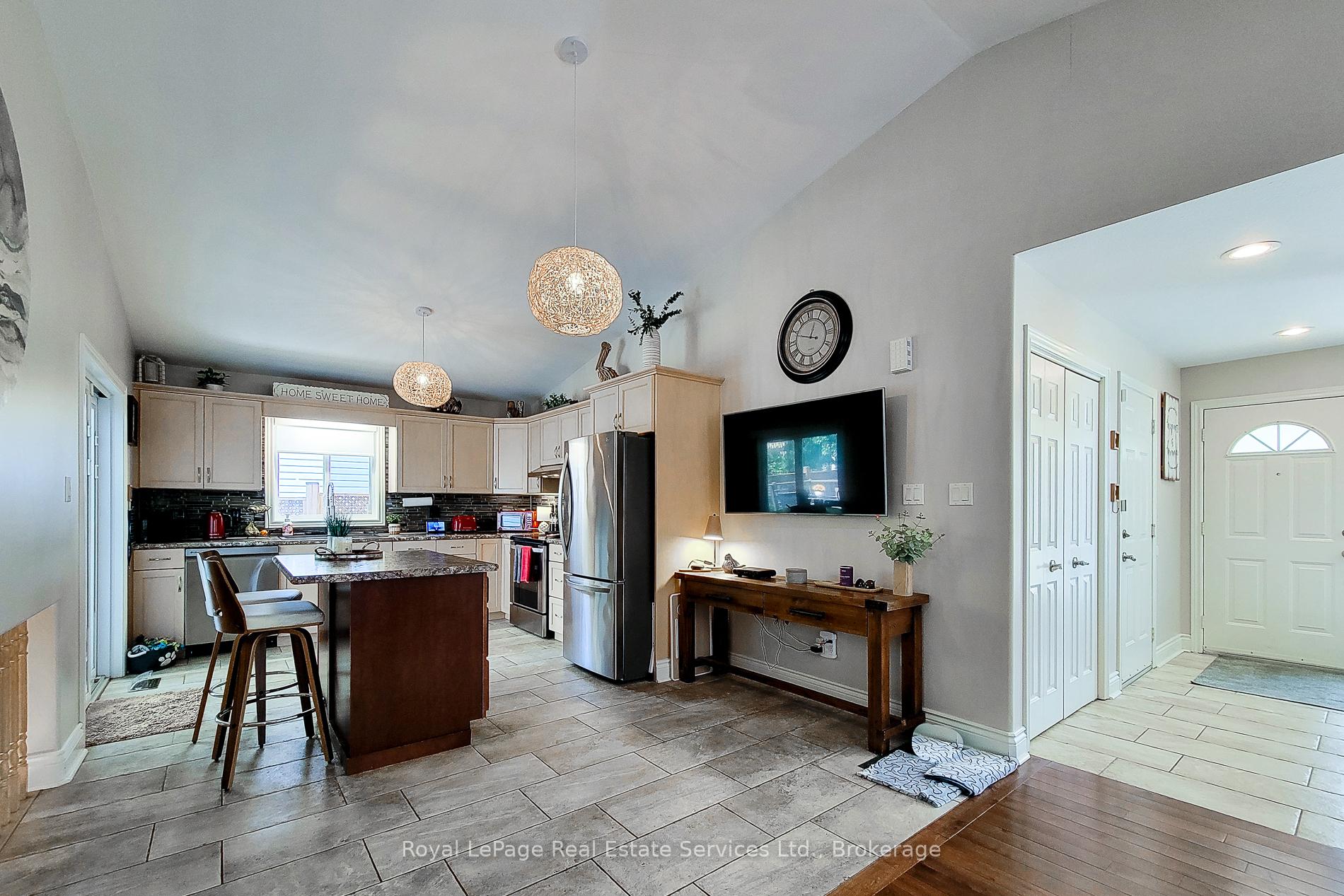 8111 Woodsview Crescent