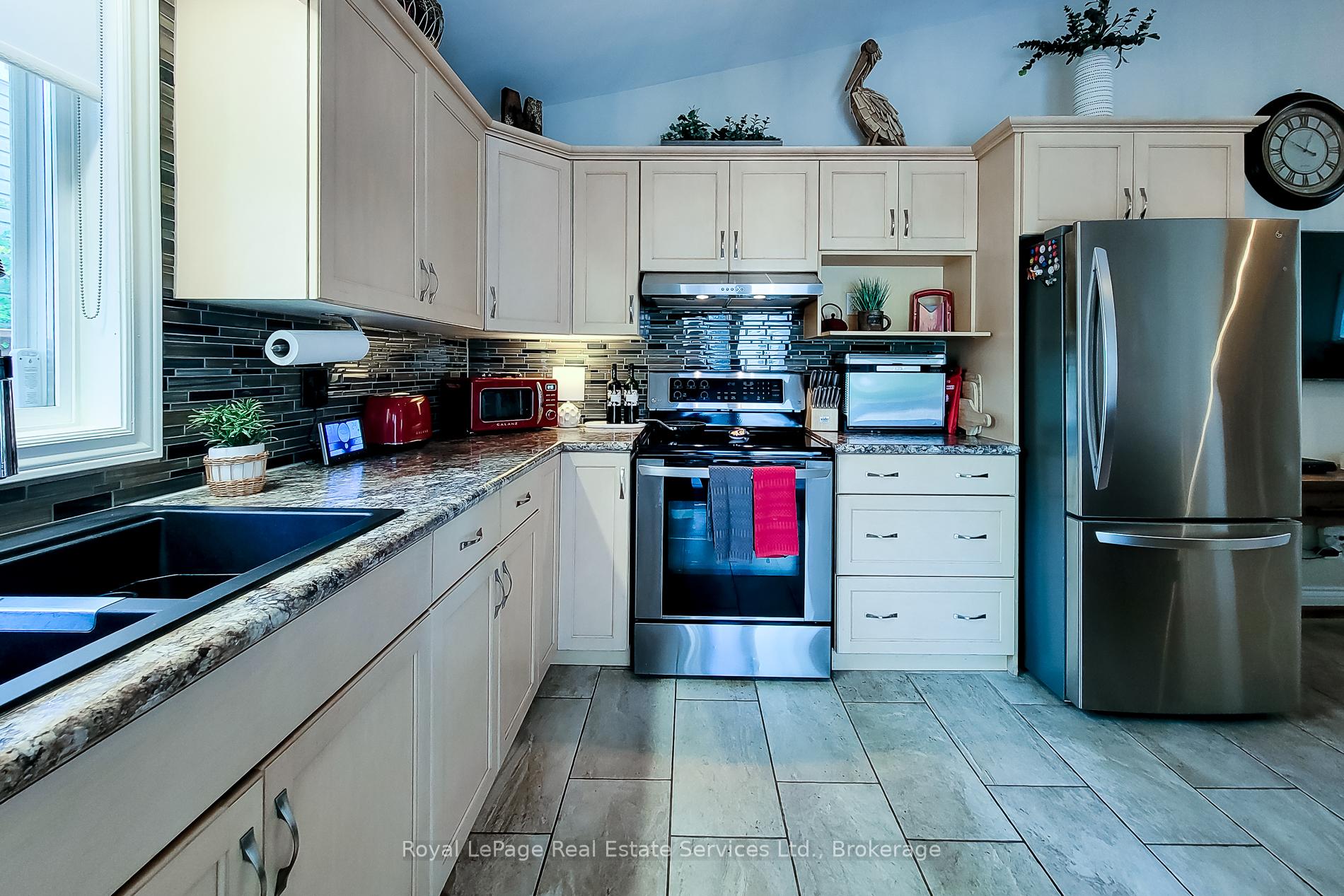 8111 Woodsview Crescent