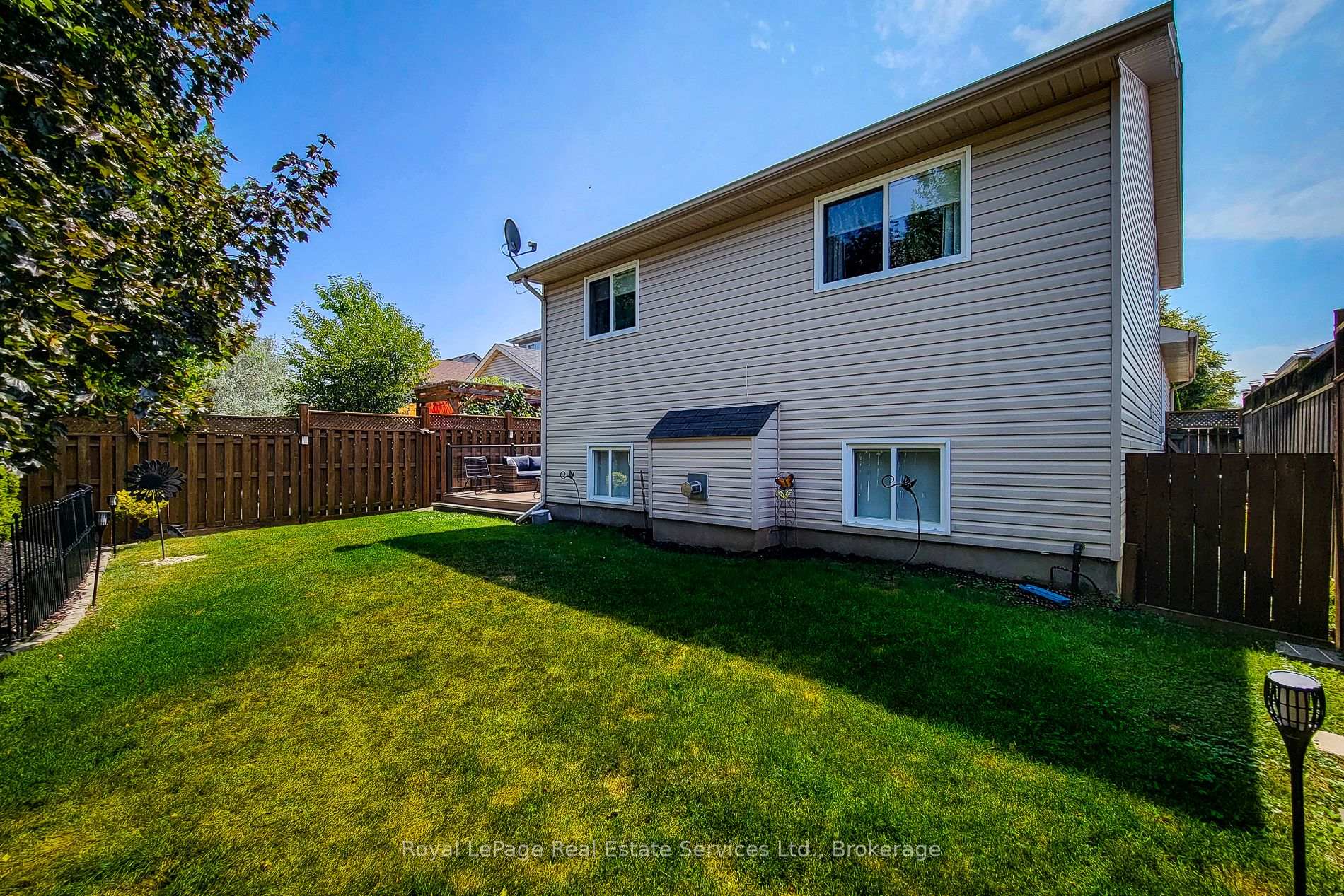 8111 Woodsview Crescent