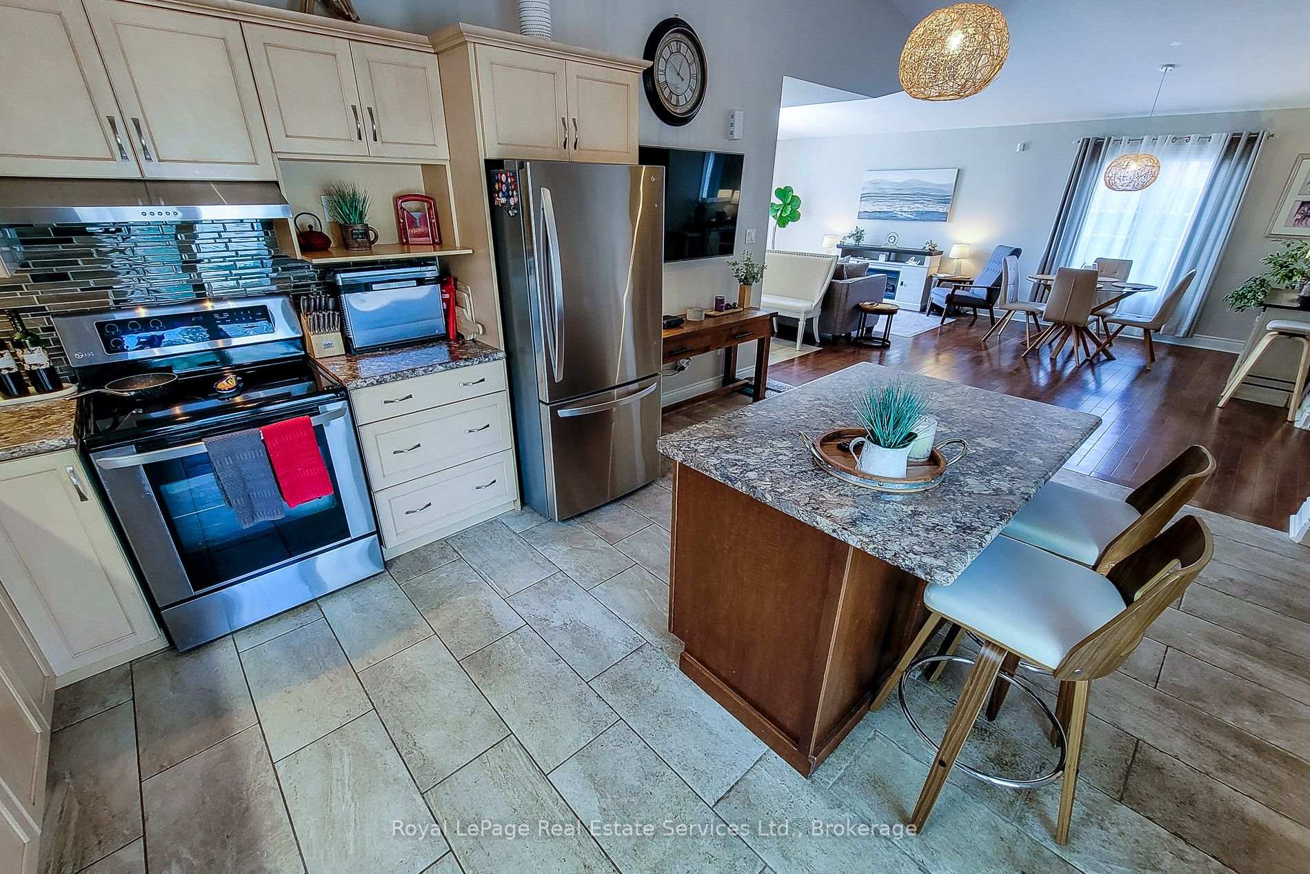 8111 Woodsview Crescent