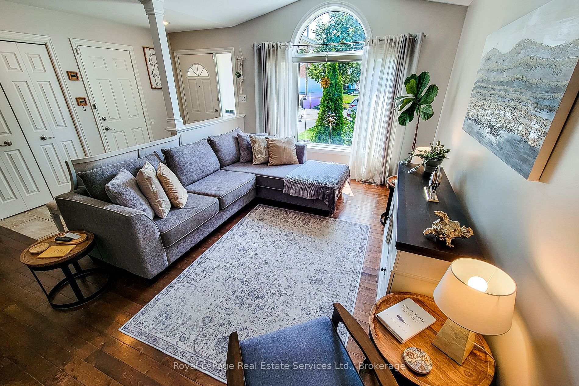 8111 Woodsview Crescent