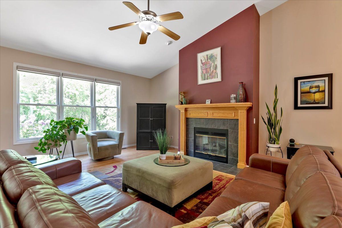 5924 SCOTT Circle