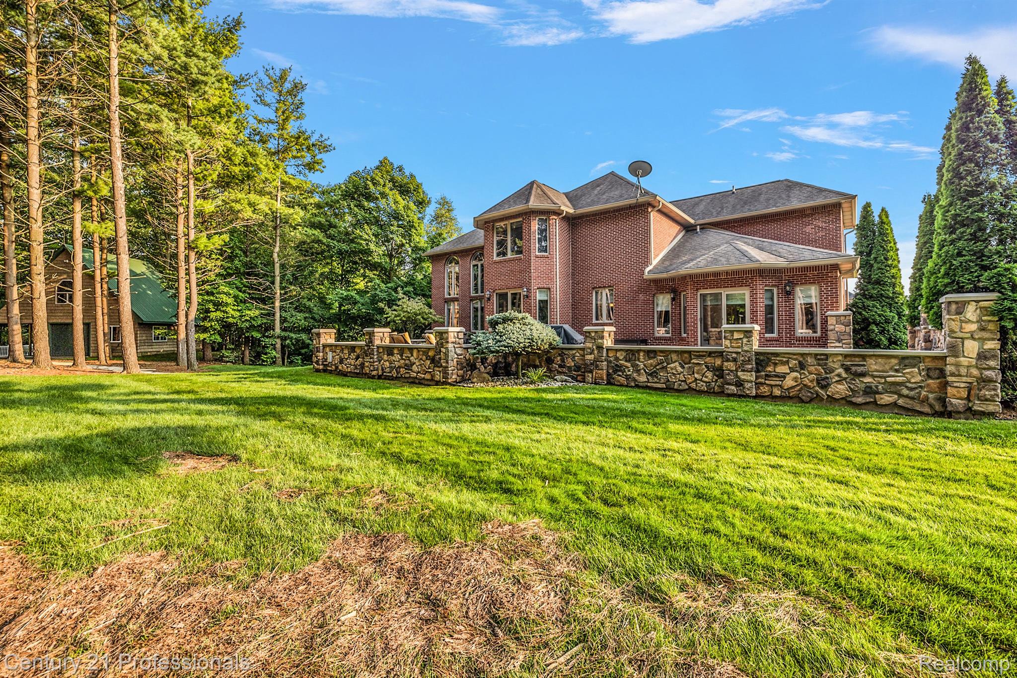 3318 CREEKVIEW Drive