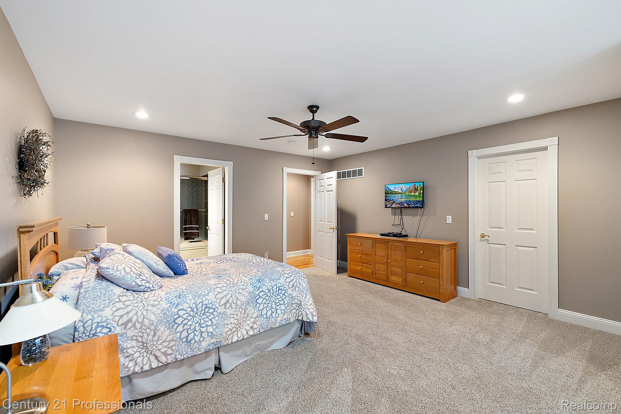 3318 CREEKVIEW Drive
