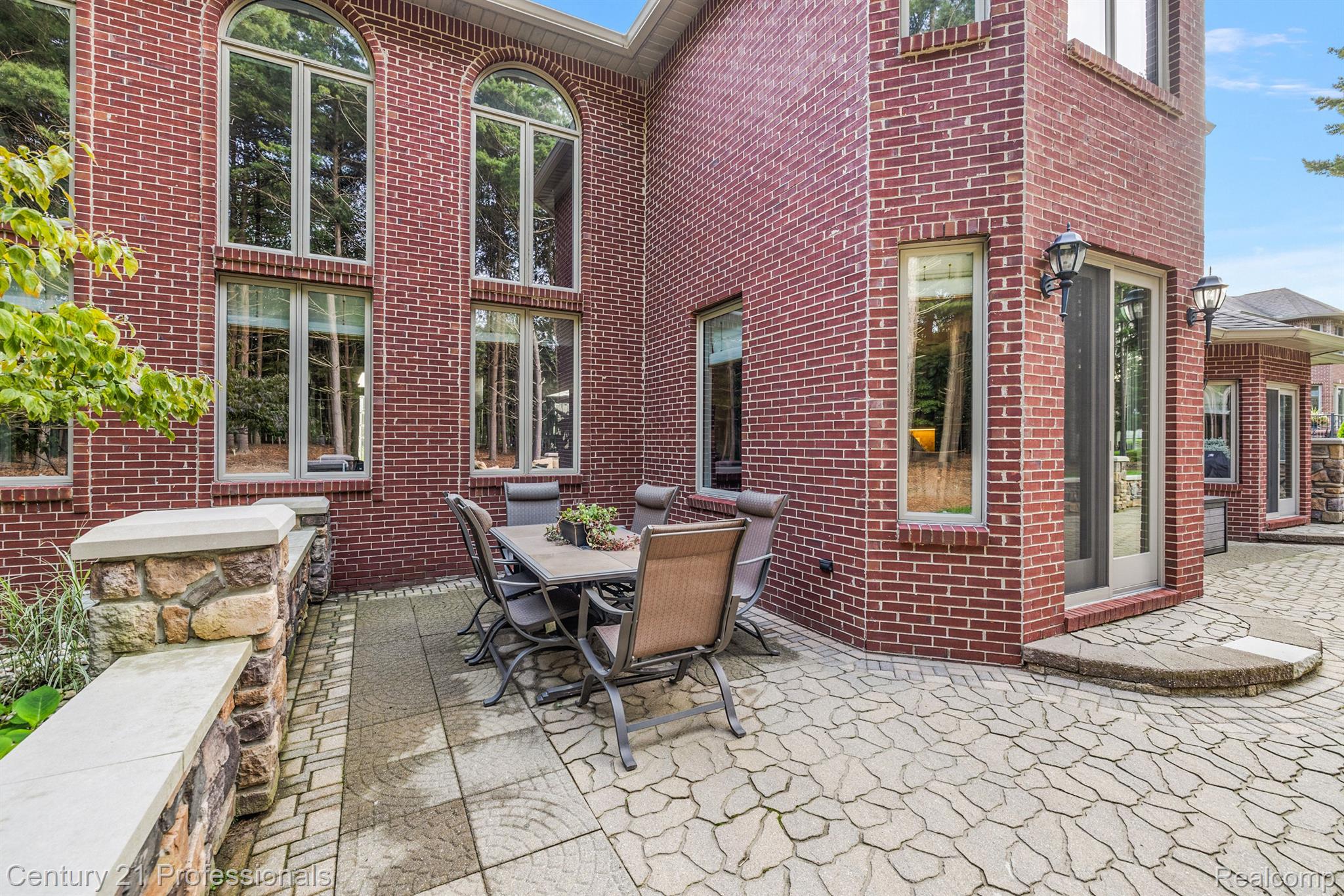 3318 CREEKVIEW Drive