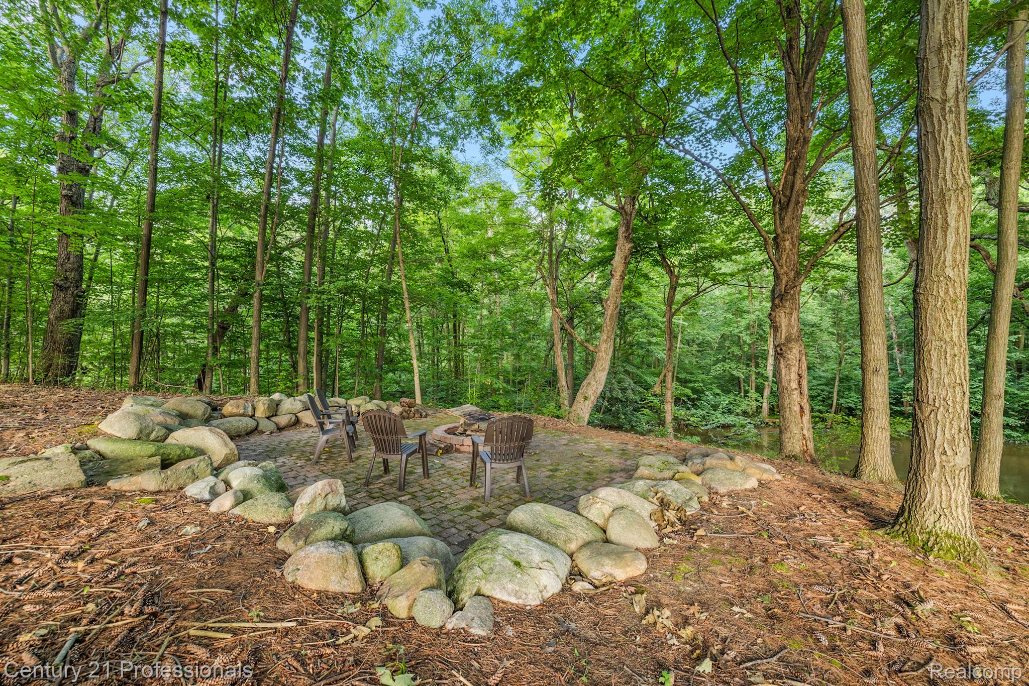 3318 CREEKVIEW Drive