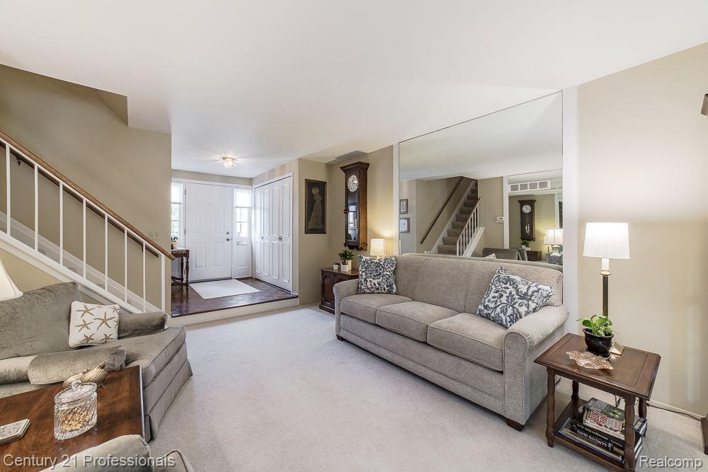 5395 BREEZE HILL