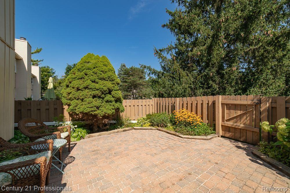 5395 BREEZE HILL