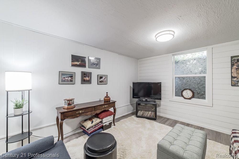 5395 BREEZE HILL