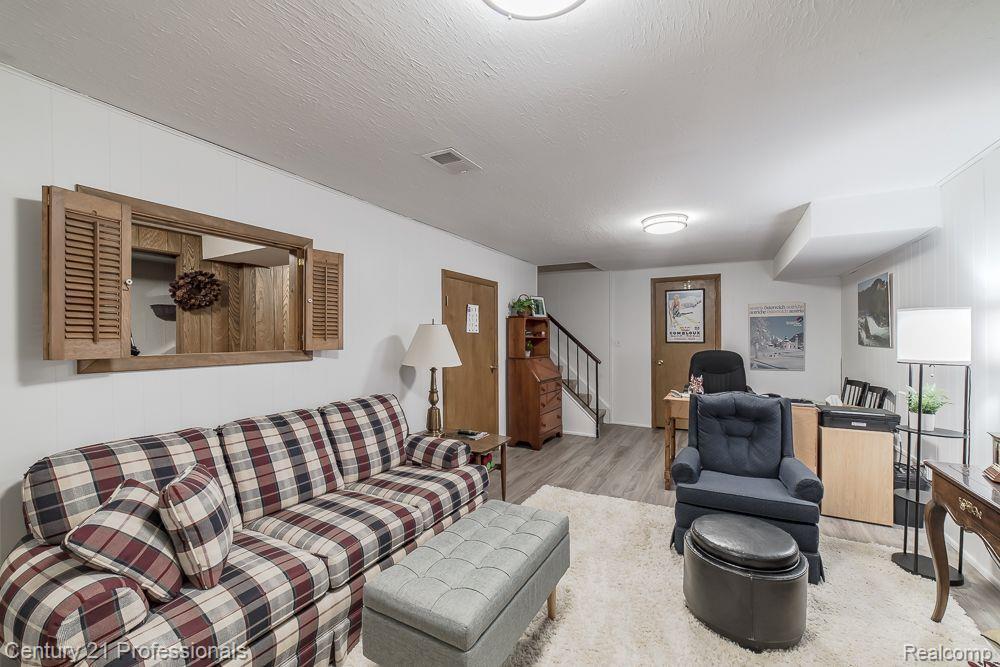 5395 BREEZE HILL