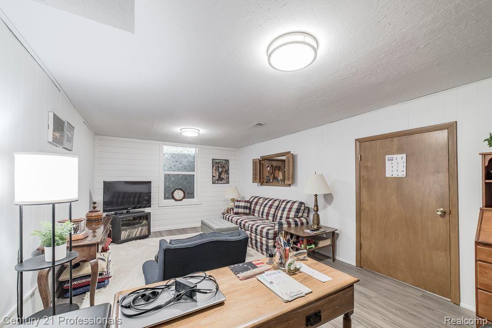 5395 BREEZE HILL
