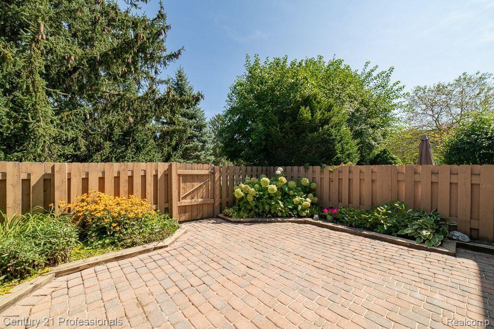 5395 BREEZE HILL
