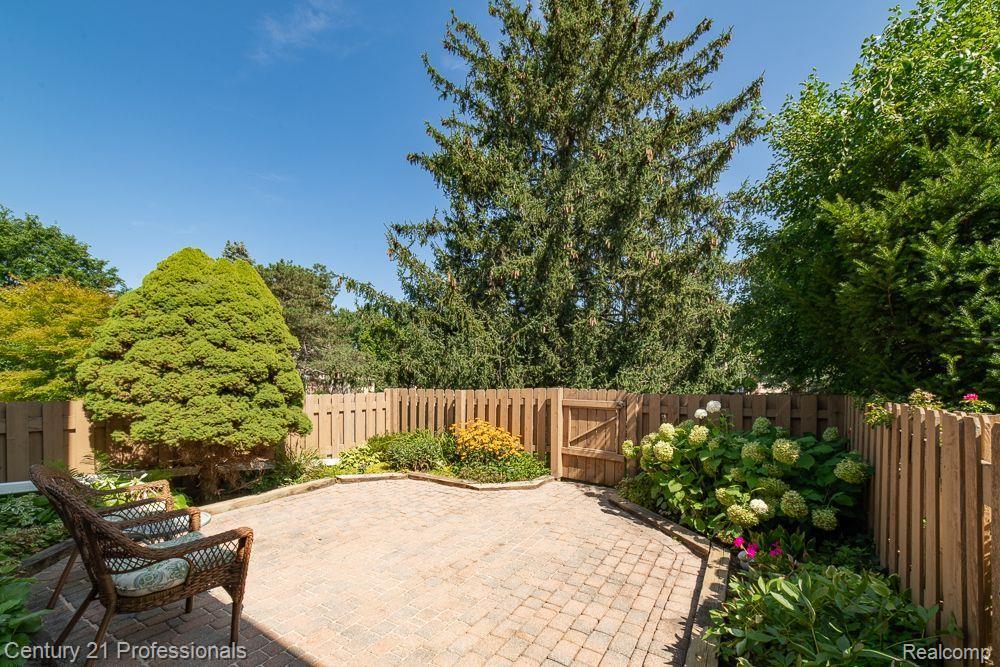 5395 BREEZE HILL