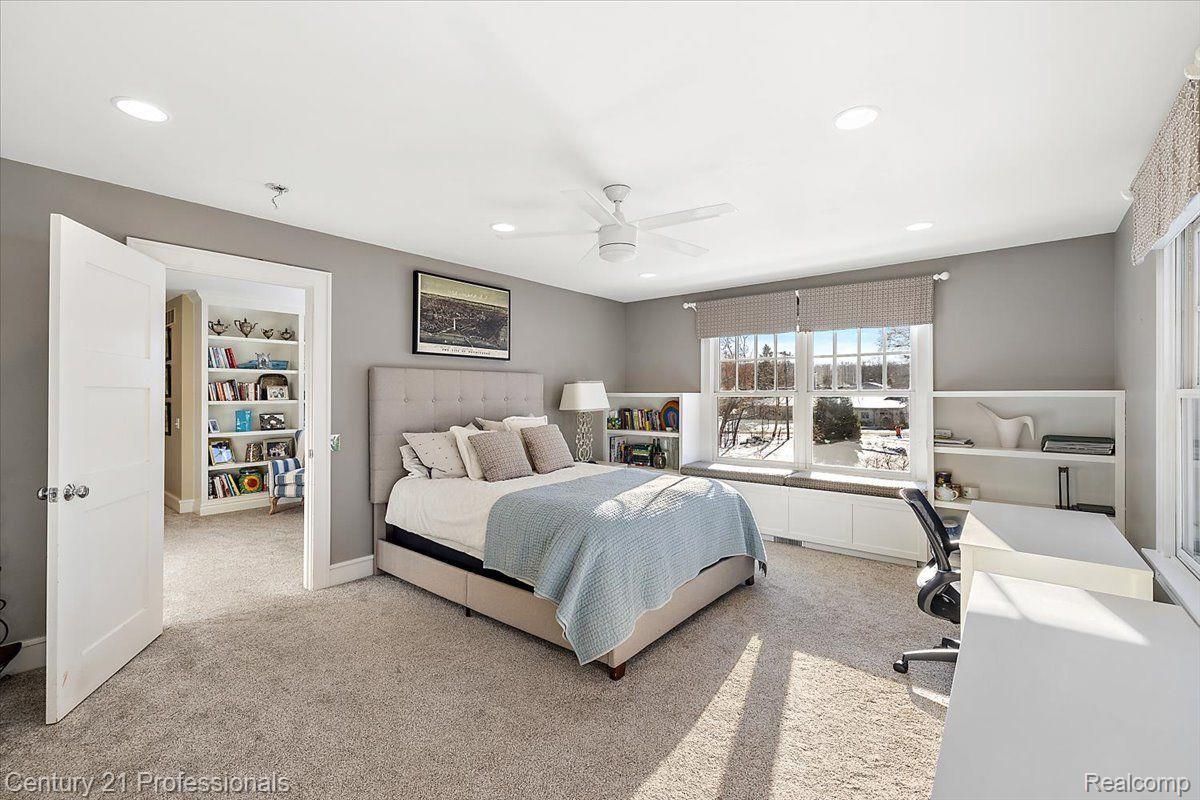 7660 PHELAN Drive