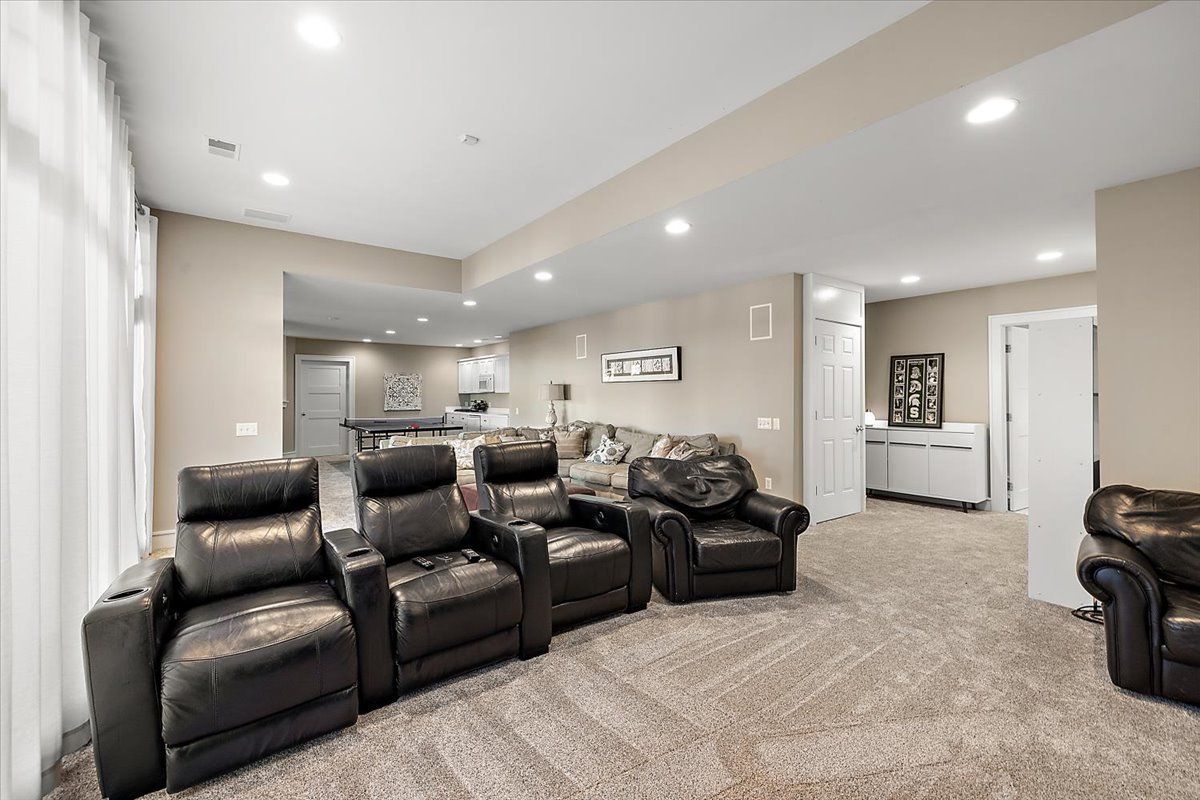 7660 PHELAN Drive