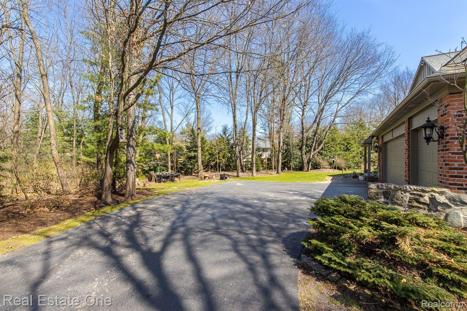 9316 LAKEBLUFF Drive