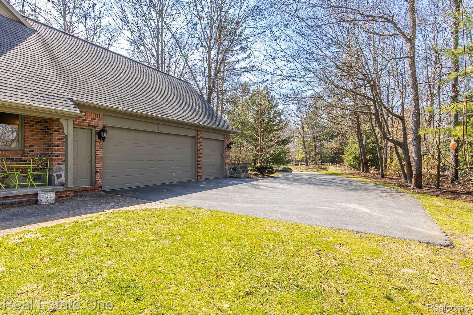 9316 LAKEBLUFF Drive