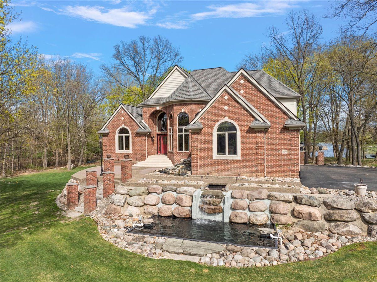 809 HAWKSMOORE Drive