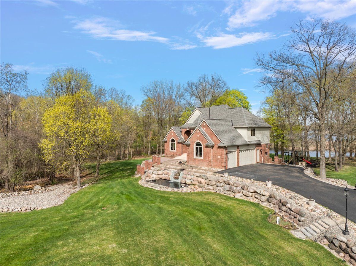 809 HAWKSMOORE Drive