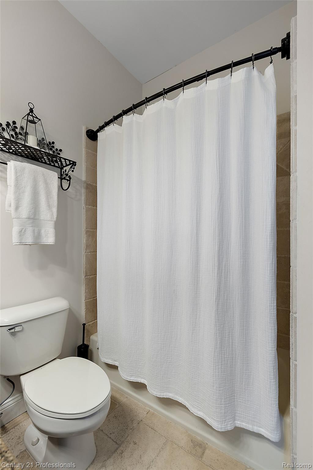 1181 Iroquois Trail