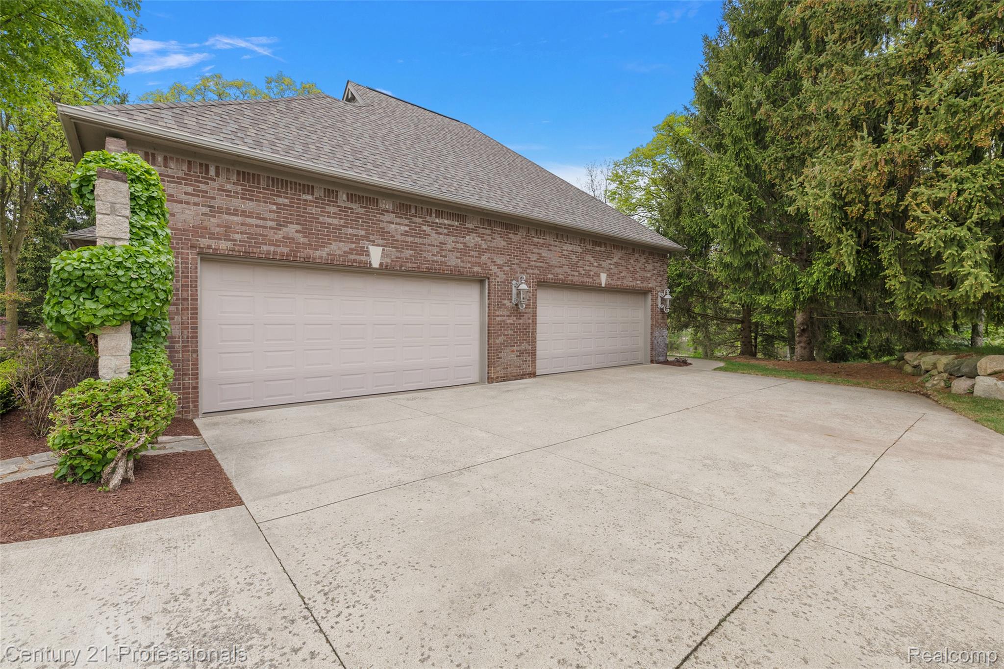 1181 Iroquois Trail