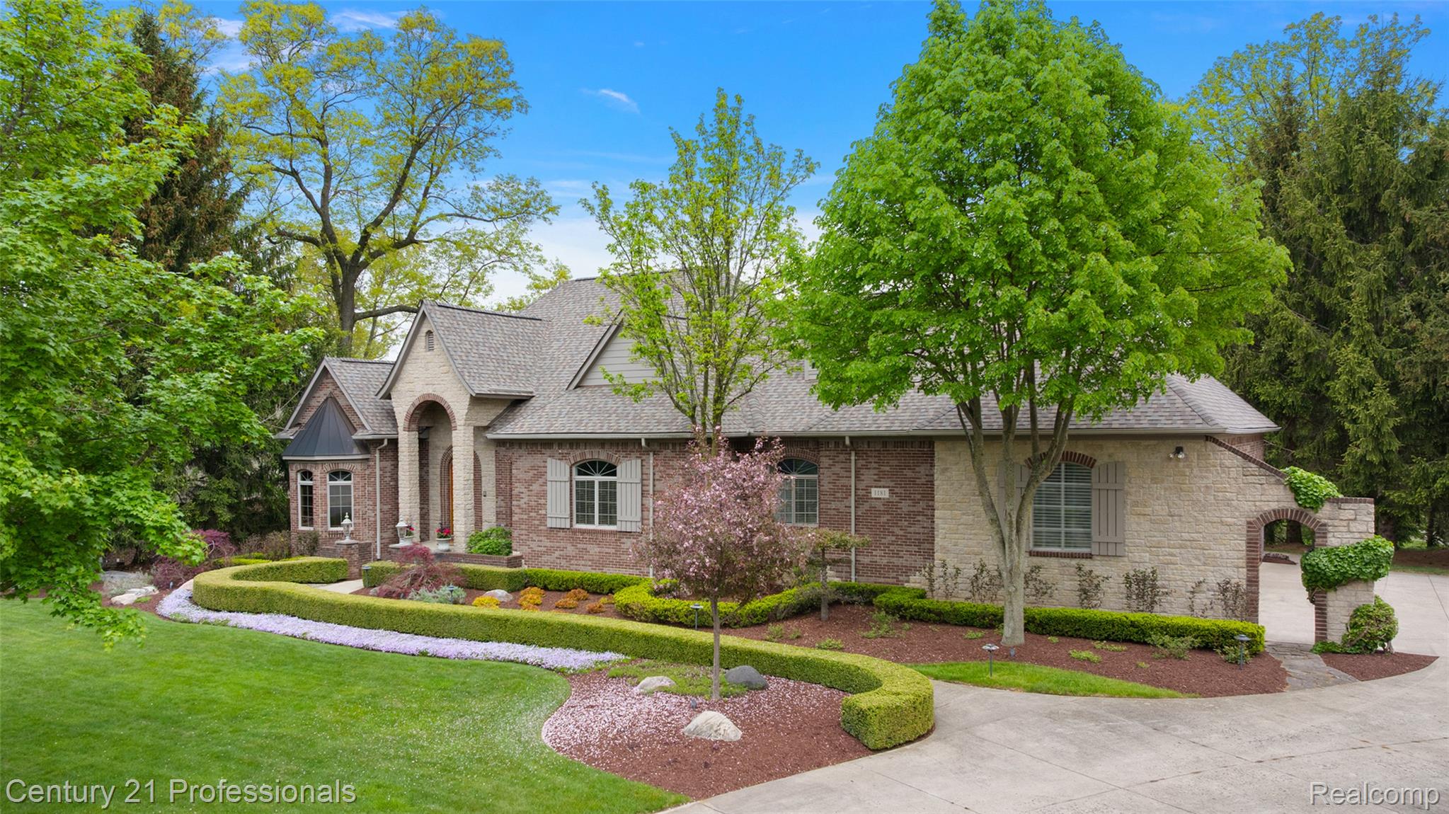 1181 Iroquois Trail