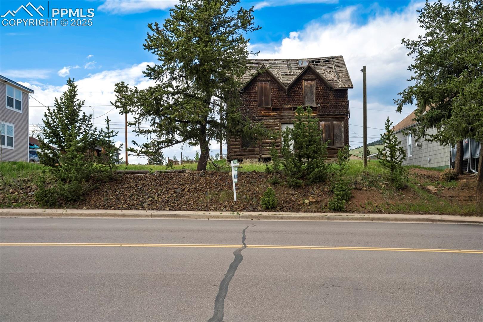 215 W Bennett Avenue