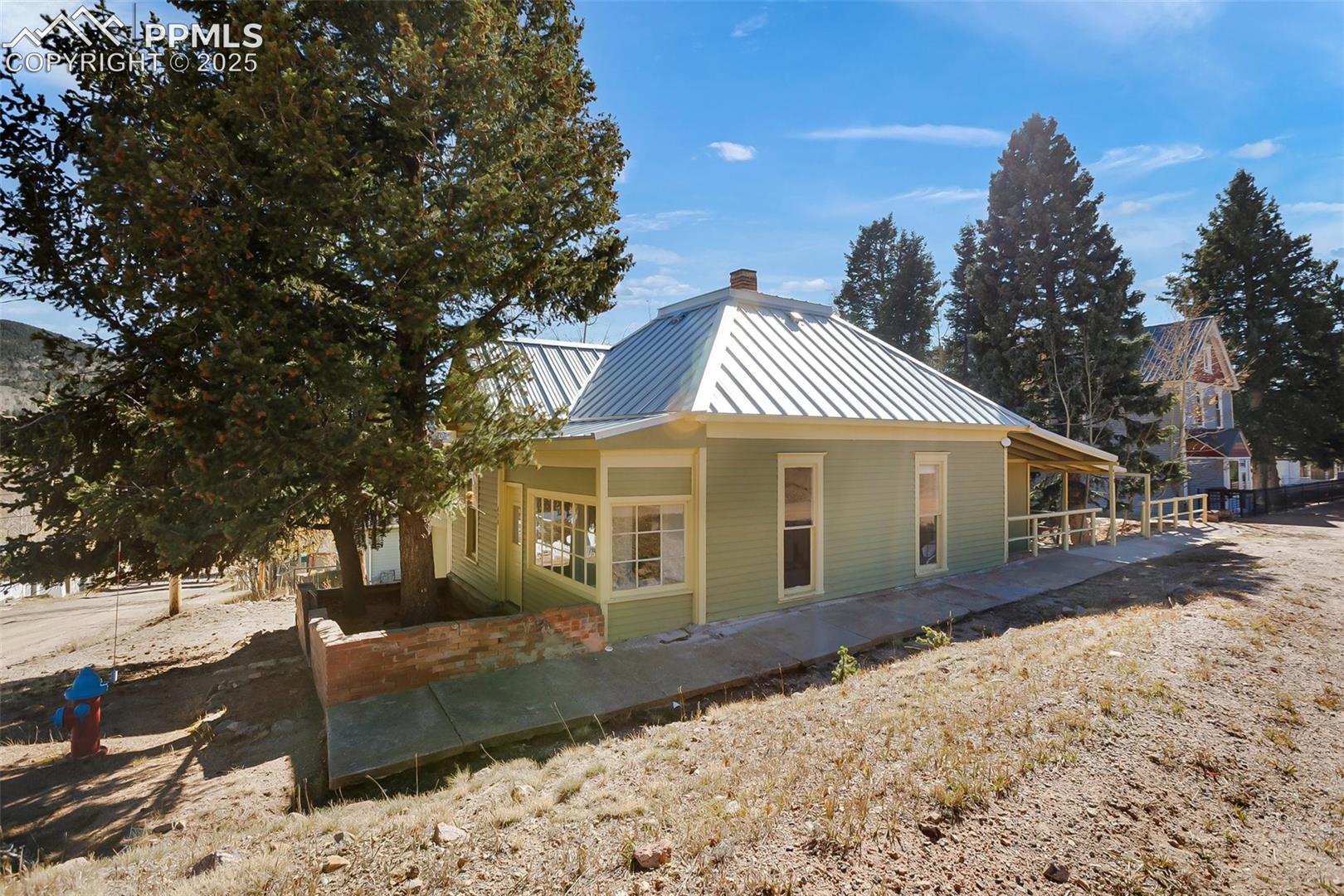418 Spicer Avenue