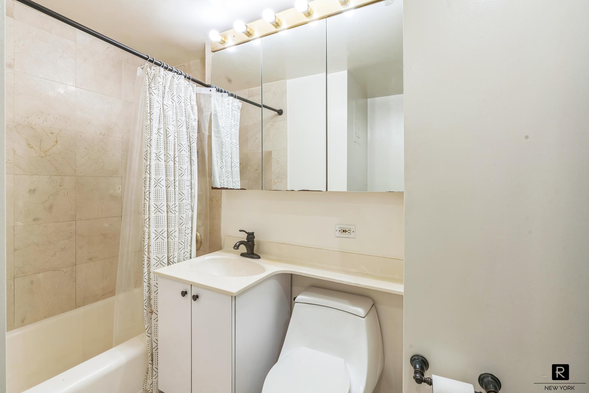 425 E 63rd Street W2F