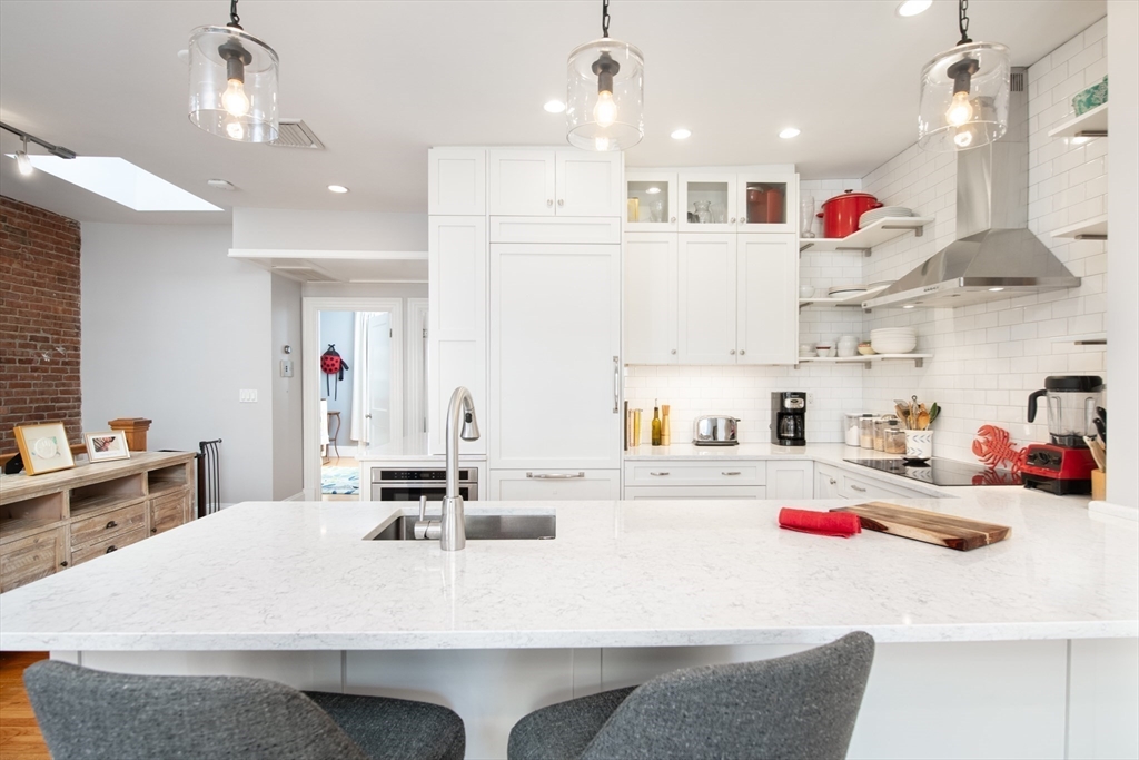310 Columbus Ave # 4
